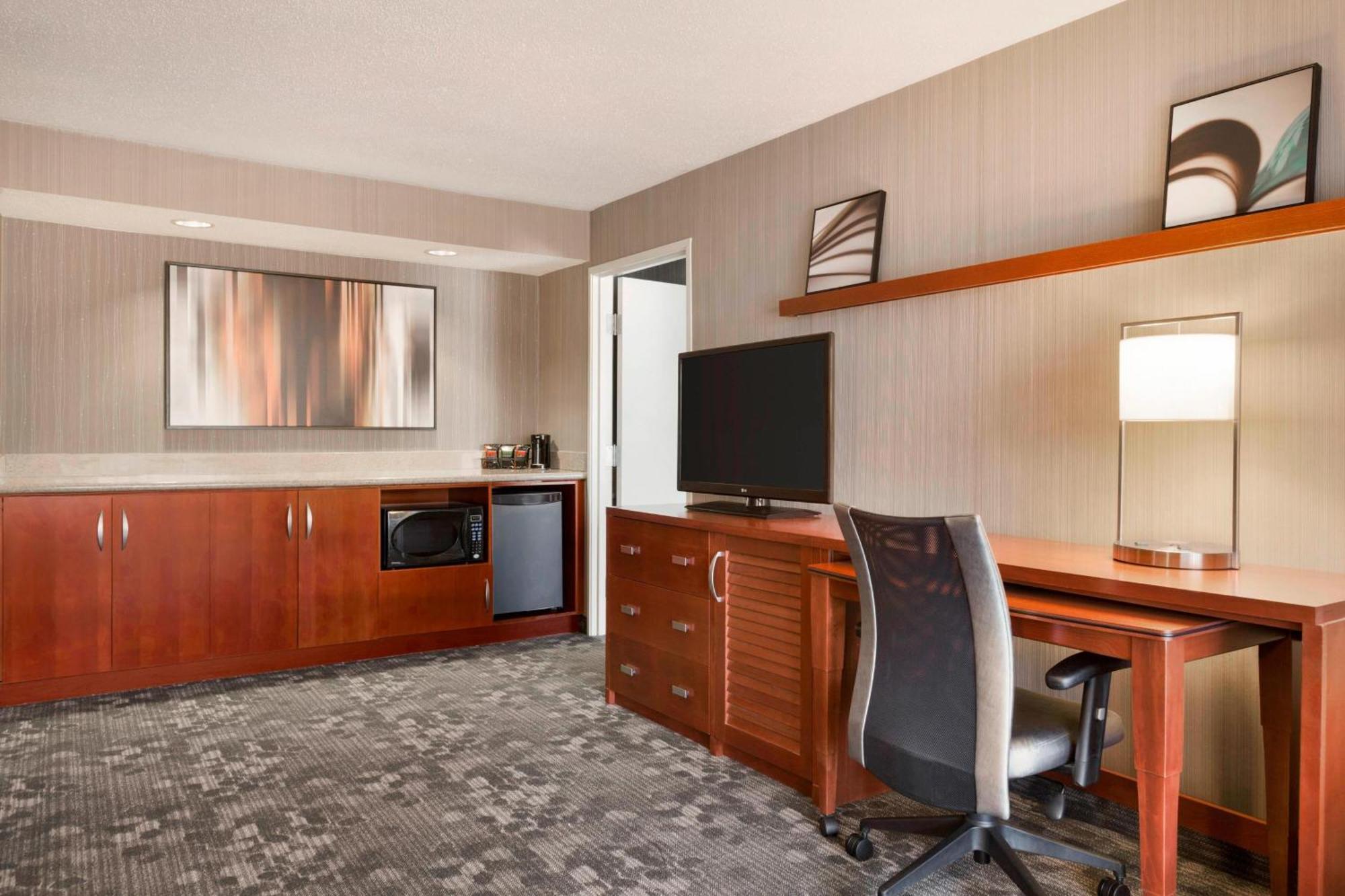 Courtyard By Marriott Bloomington Normal Hotel Exterior photo