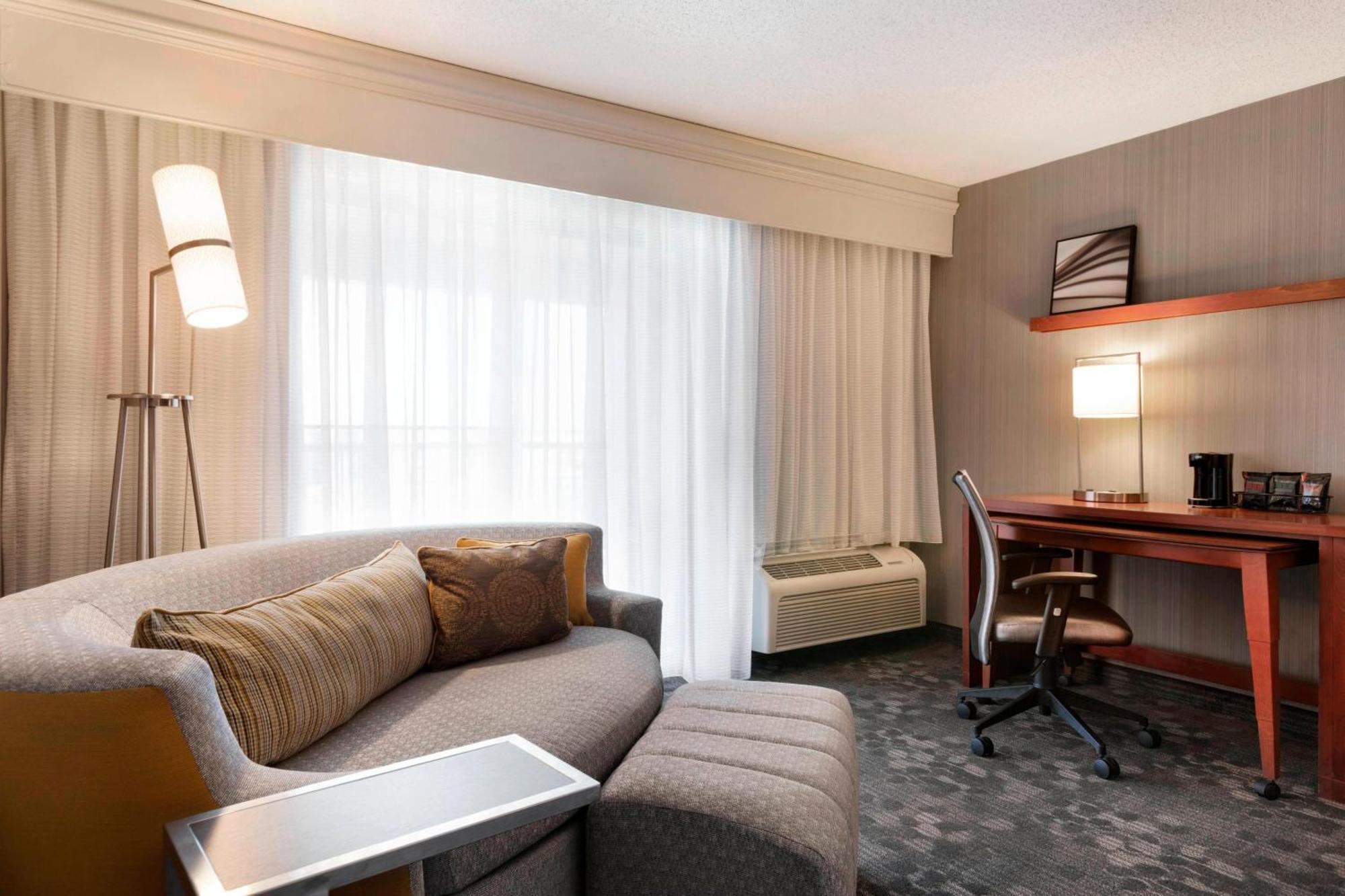 Courtyard By Marriott Bloomington Normal Hotel Exterior photo